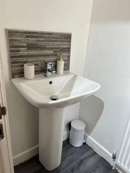 Spacious Homely 3 Bed Property Newcastle-under-Lyme Exterior photo