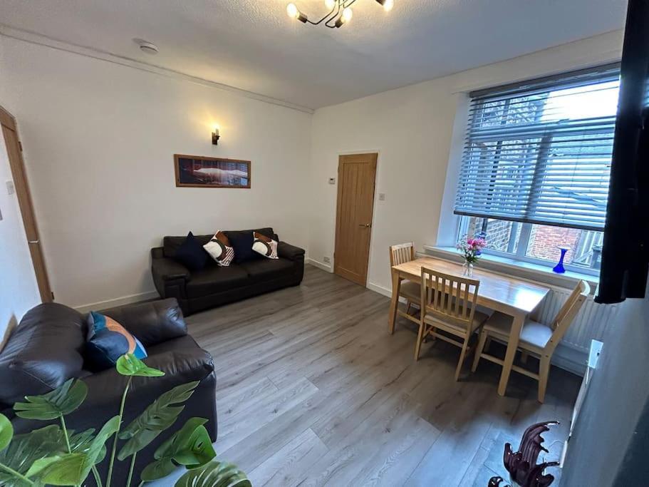 Spacious Homely 3 Bed Property Newcastle-under-Lyme Exterior photo